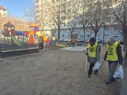 Ecco i volontari che ripuliscono i giardini del centro citt&agrave;