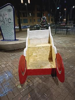 Danneggiata la slitta natalizia ai giardini Alimonda