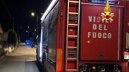 San Giusto Canavese, esplode una bombola gpl: fiamme in una casa, cinque persone messe in salvo; muore il cane di famiglia