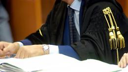 Aggredì l’ex con l’acido a Verbania: domiciliari revocati, scatta il braccialetto elettronico e l'obbligo di firma