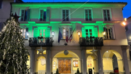 Gassino Torinese &ldquo;illumina la speranza&rdquo;: il Municipio si tinge di verde e azzurro per la NPF