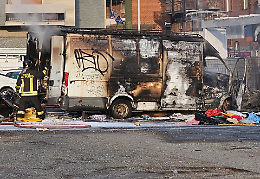 Fiamme in piazza Crispi, furgone prende fuoco vicino al benzinaio