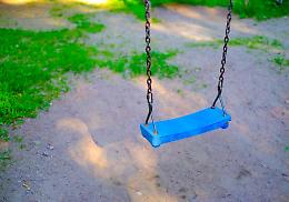 Caluso, parchi gioco in manutenzione: la teleferica torna a correre, ma i giochi non bastano 