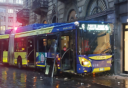 Piazza Solferino: malore del conducente, bus centra un'auto e finisce contro il muro