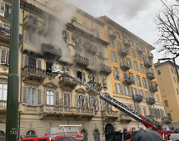 Incendio in corso Re Umberto, tre feriti: un uomo gravemente ustionato
