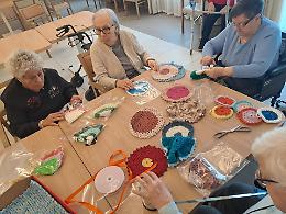 Sciarpe di lana fatte a mano nelle Rsa torinesi per i senzatetto