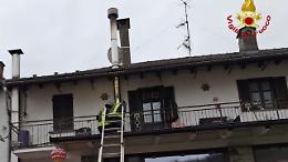 Fiamme sul Lago d&rsquo;Orta: la canna fumaria incendia parte di un tetto a Nonio