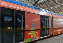 A Torino i tram si "vestono" per Natale