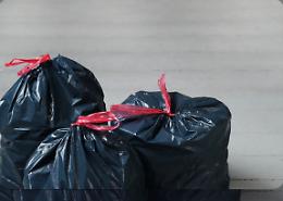 Volpiano, Corso Europa trasformata in discarica: rifiuti a bordo strada e controlli fantasma