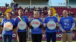 "I piatti li rompiamo sul campo": il flash mob di Moncalieri che risponde al sessismo