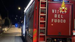 Auto in fiamme nella notte: i vigili del fuoco di Alba evitano il peggio