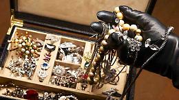 Omegna, arrestate due donne per il furto di un ciondolo d&rsquo;oro da 600 euro