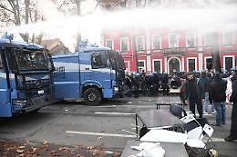 Askatasuna, idranti in azione per disperdere il presidio davanti al centro sociale sgomberato