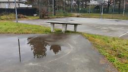 Vandali sradicano il tavolo da ping-pong all'area giochi di via Cavagnolo: chiesta la messa in sicurezza