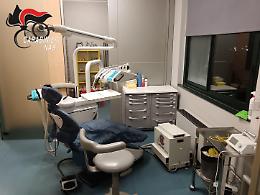 Dentista radiato sorpreso al lavoro a Torino: studio sequestrato, denuncia e indagini in corso