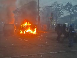 Guerra in corso Regina: i pro-Aska devastano il quartiere - LA DIRETTA