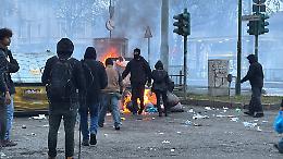 Il corteo pro-Askatasuna devasta Torino. La guerra in corso Regina e 11 agenti feriti