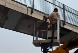 Nichelino: camion con gru danneggia la passerella della rotonda delle Alpi