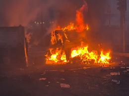 Aska, guerriglia in strada a Torino. Barricate, cassonetti in fiamme e razzi contro la polizia LE FOTO
