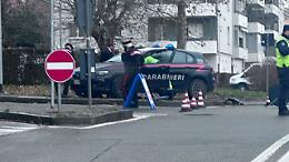 Collegno, inseguimento finisce sullo spartitraffico: auto dei carabinieri danneggiata, due militari in ospedale