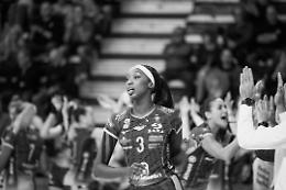 La campionessa di volley contro il pubblico di casa: "Insulti razzisti contro di me e la mia famiglia". Ecco cosa &egrave; successo...