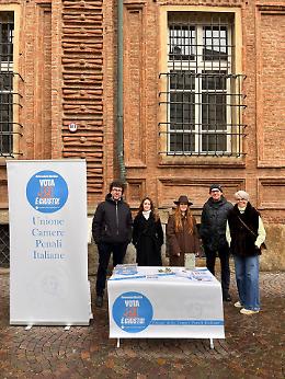 Avvocati in piazza per il &ldquo;si&rdquo;: &laquo;Le carriere vanno separate&raquo;