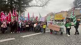 Konecta, presidio a Ivrea davanti a Confindustria: sindacati al tavolo con l&rsquo;azienda