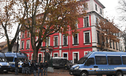 &laquo;Violenti&raquo;. &laquo;Colpa dei politici&raquo; Il quartiere si divide su &ldquo;Aska&rdquo;