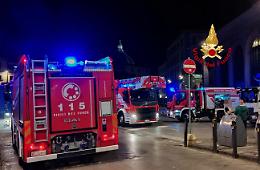 Incendio notturno in Barriera di Milano, fiamme in un appartamento