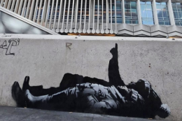 Banksy torna a Londra: i bambini sotto il cielo e il murale che denuncia la crisi abitativa