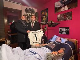 La maglia e le firme dei campioni: Il regalo della Juventus a Danilo