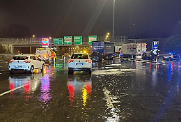 Schianto in tangenziale: ragazzo muore dopo aver tamponato un camion