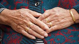 I carabinieri aiutano una 90enne a Cannobio