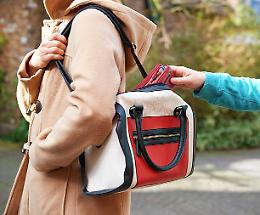 Omegna, due scippi nello stesso giorno: misura interdittiva per un 19enne