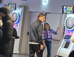 Il Natale in sala giochi di Yildiz: partite a freccette a Moncalieri per il 10 della Juve