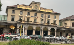 Novara, la stazione si rif&agrave; il look: impalcature rimosse e bar pronto a riaprire