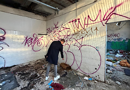 Nella fabbrica-horror dov'&egrave; morto Mostafa: dentro ci sono 20 clochard