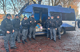 Askatasuna, i torinesi a Natale donano panettoni e pandori ai poliziotti in presidio