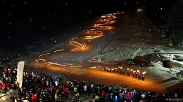 Cesana Torinese, fine anno con fiaccolate sugli sci e appuntamenti culturali