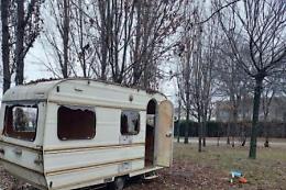 Atto vile al parco di Palazzo Longis: vandali distruggono la roulotte donata ai bambini 