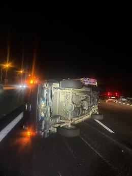 Torino, auto si ribalta sulla Tangenziale nord, quattro feriti