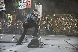 Fan di Vasco Rossi aggredisce poliziotti a Torino durante un concerto: chiesta condanna di un anno