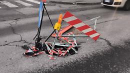 Barriera di Milano, maxi buca tra via Palestrina e via Vestign&egrave;: segnaletica a pezzi, rischio per tutti