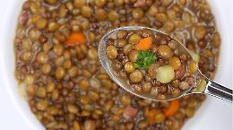 Attenzione alle lenticchie a Capodanno: troppo cibo pu&ograve; essere pericoloso