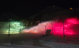 La magia della fiaccolata dei maestri di sci saluta il 2025 al Sestriere
