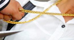 Scippo in piazza Carlo Felice