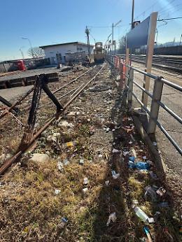 San Benigno Canavese, rifiuti lungo i binari della stazione