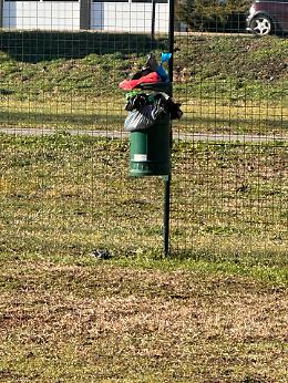 Nichelino, proteste nell&rsquo;area cani di via Berlinguer: cestini pieni da settimane