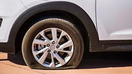 Raid dei vandali nella notte, tagliate decine di gomme a Bardonecchia