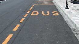 Malasosta in via Stradella, bus bloccato: anziani costretti a scendere in mezzo alla strada
